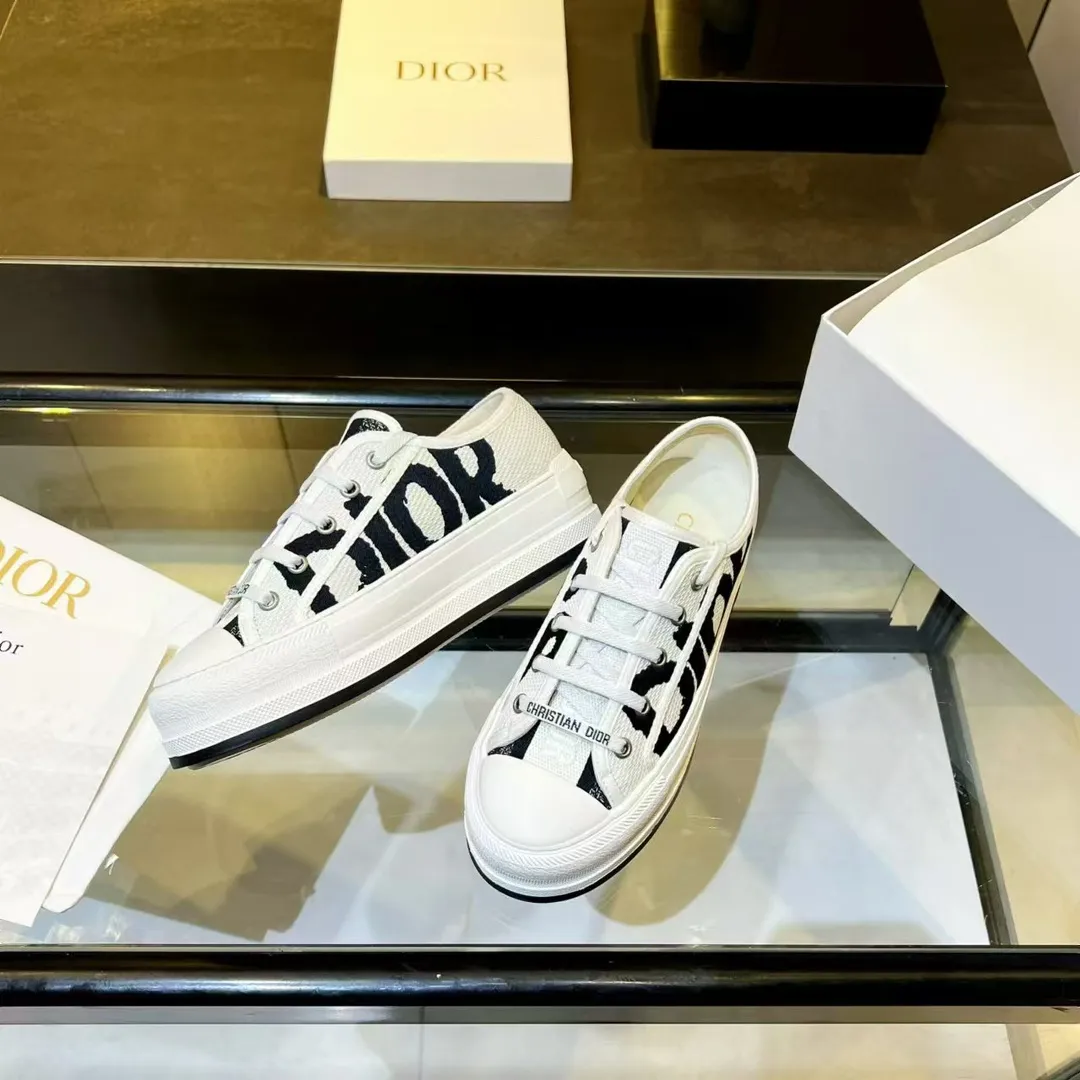 👟👟Ex-factory price 520👟👟 Dior’s 2025 Walk ‘n’ Dior embroidered mid-top casual shoes are new. On the fashion stage, Dior embroidered shoes are the well-deserved protagonist. Delicate stitching is used on the upper, every stitch is devoted to the craftsman's efforts, and every thread is woven with artistic poetry. From complex floral patterns to smart geometric textures, embroidery is like the magic that gives shoes life, allowing them to show dynamic beauty even in static conditions.   Wearing Dior embroidered shoes feels like stepping into a dream world full of art. It is not only a pair of shoes, but also a walking piece of art that perfectly integrates fashion and culture. Whether you are strolling on the bustling city streets or attending important social occasions, Dior embroidered shoes can add unique charm to your style and become the focus of everyone's attention.   Choosing Dior embroidered shoes means choosing a persistent pursuit of quality and a unique understanding of fashion. Let it accompany you through every wonderful moment and leave your own fashion mark.  Material: Sheepskin lining, feet, silk cowhide, size 35-41, heel height 5cm